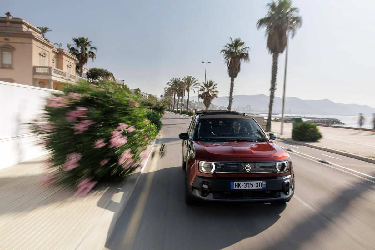 Test of the Renault 4 E-Tech Electric Plein Sud: The Electric SUV That Takes Off the Roof (and Owns It)